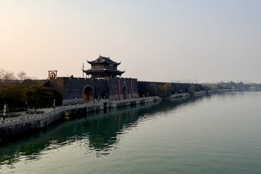 Vista de una ciudad china junto a un río al atardecer
