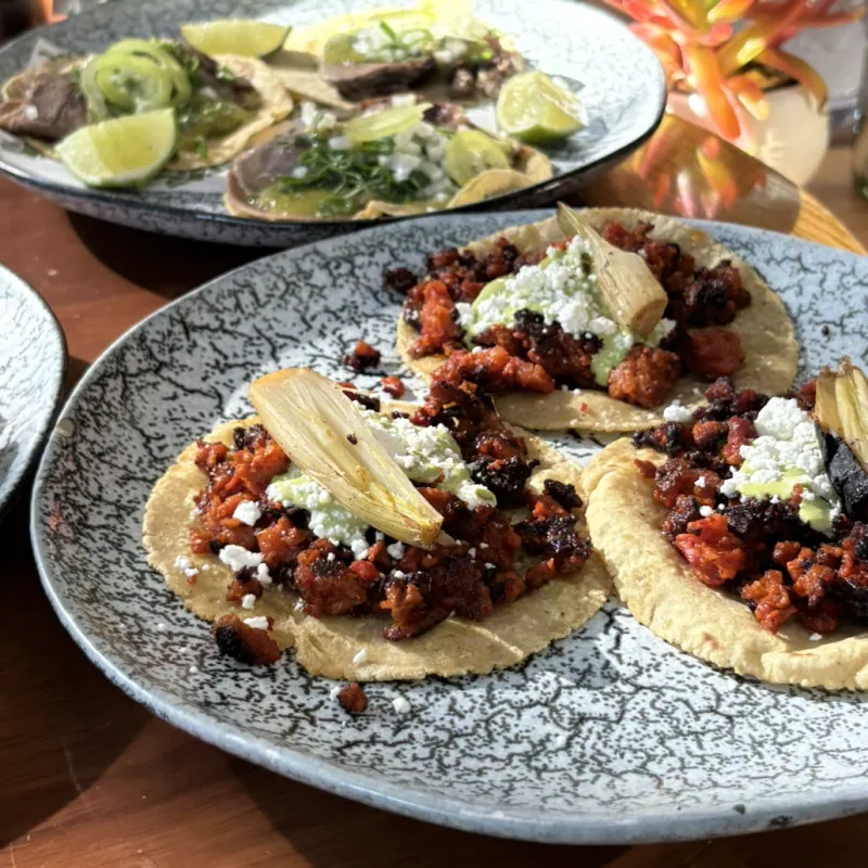 Tacos mexicanos servidos con limón y salsa en un plato